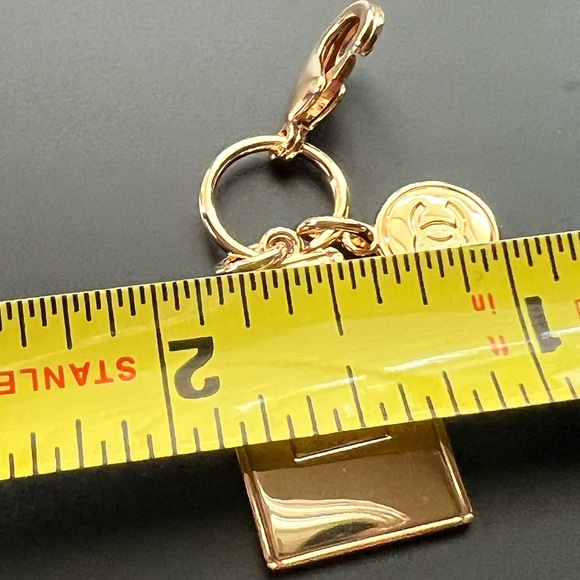 CHANEL Authentic 2023 NOVELTY HOLIDAY
No*5 PERFUME BOTTLE & CHANEL CHARM - Picture 13 of 17